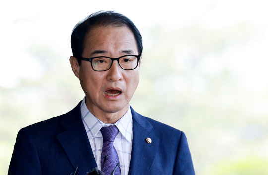 `민주 돈봉투 의혹` 이성만, 13시간반 검찰 조사…의원 10여명 `줄소환`